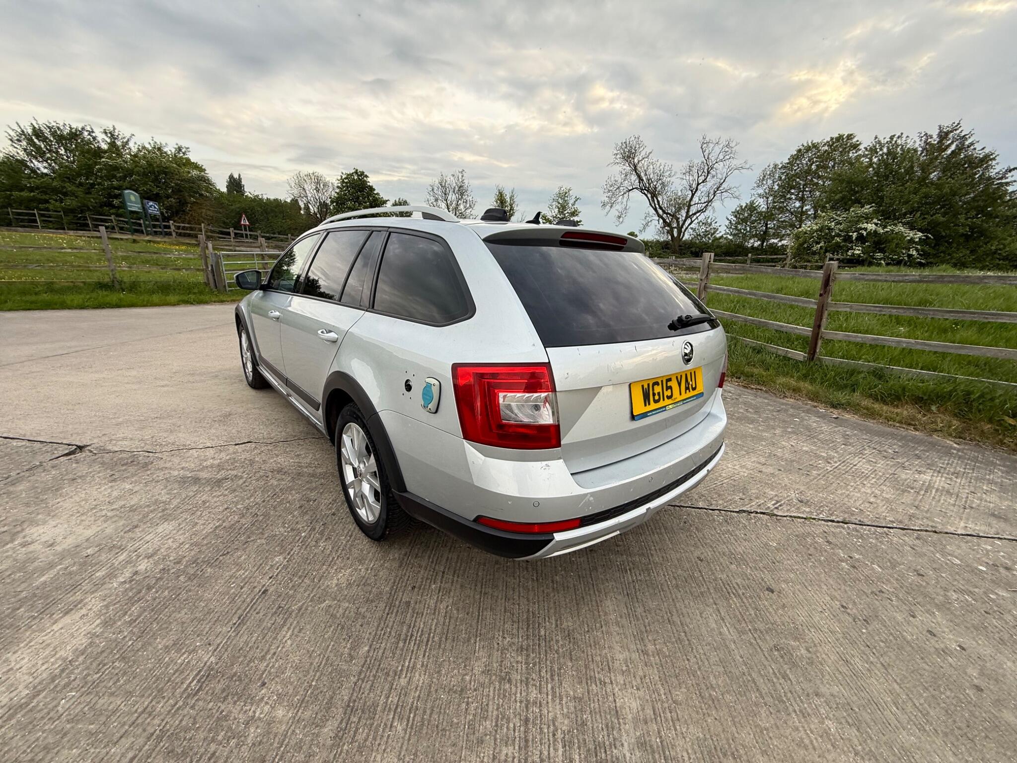 Skoda Octavia 2.0 TDI Scout 4WD Euro 6 (s/s) 5dr — photo 27 of 50